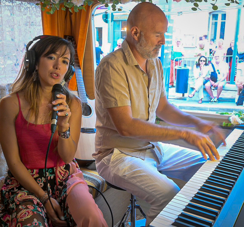 Chanteuse accompagnée au piano lors d’un Open Mic Bessin Live Production