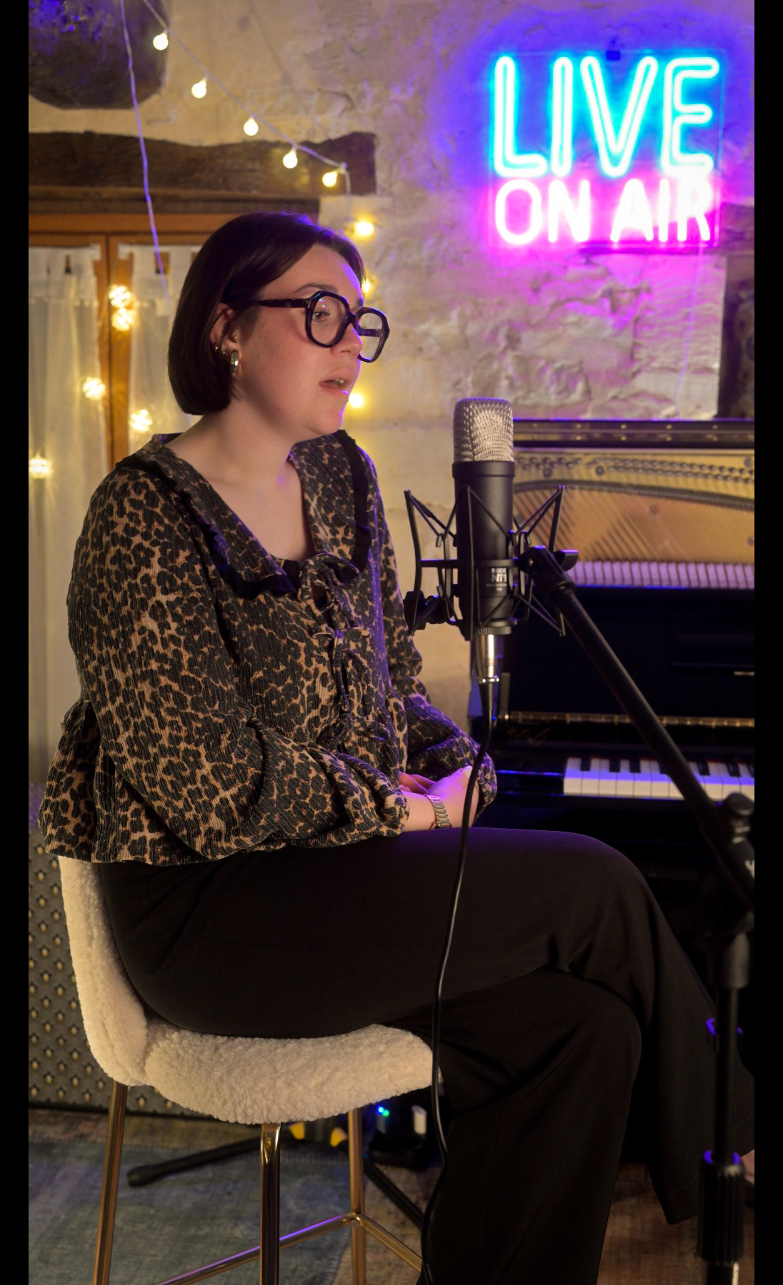 Artiste enregistrant une voix devant un microphone au studio