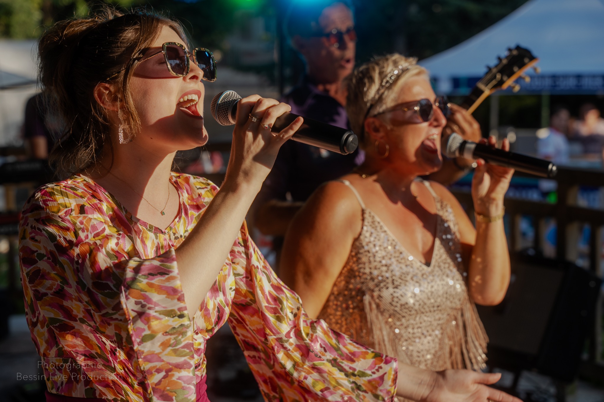 Deux chanteuses réunies sur scène pendant un concert