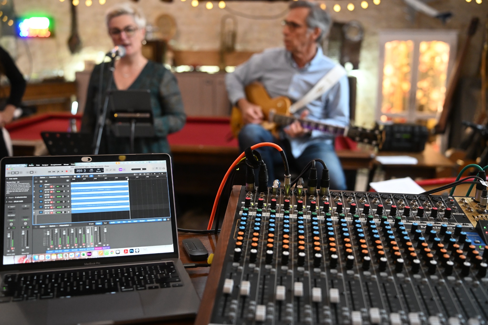 Session d’enregistrement avec ordinateur et table de mixage au studio Bessin Live Production