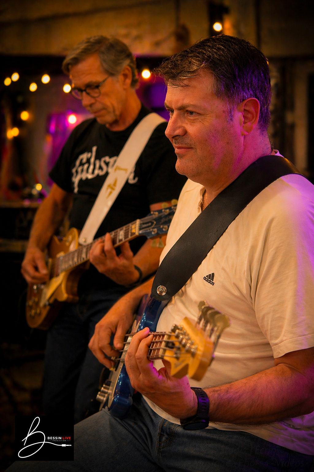 Musiciens jouant de la guitare et de la basse lors d’une session Bessin Live Production